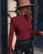 ⁦تي شيرت بياقة واقفة واكمام طويلة وتصميم بكسر وقصة ضيقة من كلاسي، لون بورغندي⁩ - الصورة ⁦3⁩