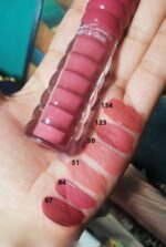 ⁦ملمع شفاه فلفيت ليب جلوس بلون مطفي يدوم طويلًا، لون 123 (SC500)⁩ - الصورة ⁦4⁩