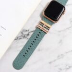 ⁦اكسسوارات زينة حلقية الشكل متوافقة مع أساور ساعة آبل سيليكون 49/45/44/42/41/40/38 ملم واي ووتش سلسلة 9/8/7/SE/6/5/4/3/2/1، دلايات معدنية لامعة سوار الساعة (بدون سوار)⁩ - الصورة ⁦5⁩