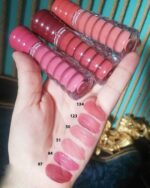 ⁦ملمع شفاه فلفيت ليب جلوس بلون مطفي يدوم طويلًا، لون 123 (SC500)⁩ - الصورة ⁦3⁩