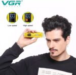 ⁦ماكينة حلاقة احترافية لاسلاكية V-956 من في جي ار شاشة LED قابلة لاعادة الشحن شفرات ستانلس ستيل كابل USB مع 3 امشاط للرجال مدة تشغيل: 100 دقيقة بطارية ليثيوم ايون 500 ميلي امبير الساعة ذهبي⁩ - الصورة ⁦5⁩