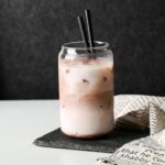 ⁦طقم أكواب مع غطاء وشفاط من بلانكت سوورم، مصنوع من الزجاج والخيزران، سعة 580 مليلتر، شفاف، صديق للبيئة وقابل لإعادة الاستخدام، عدد القطع: 2⁩ - الصورة ⁦4⁩