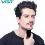 ⁦ماكينة حلاقة كهربائية احترافية رفيعة جدا وقابلة لإعادة الشحن من في جي ار، مناسبة للاستخدام الرطب والجاف للعناية بالوجه واللحية مع ماكينة حلاقة للسفر بمنفذ USB، ماكينة حلاقة كهربائية، لون أسود V-390⁩ - الصورة ⁦6⁩