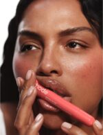 ⁦أحمر شفاه من رود تنت بلمسة لامعة بلون خوخي⁩ - الصورة ⁦3⁩
