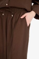⁦بنطلون سمارت كاجوال منسوج بأرجل واسعة للنساء من ديفاكتو (عبوة من 1 قطعة)⁩ - الصورة ⁦5⁩