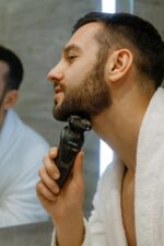 ⁦ماكينة حلاقة اللحية الكهربائية الدوارة 3 رؤوس عائمة مقاومة للماء بتصنيف IPX7 لمقاومة المياه والغبار للاستخدام الرطب والجاف قابلة للغسل 5 وات محمولة مع مؤشر ضوئي للشحن مناسبة للوجه واللحية، CR-9099⁩ - الصورة ⁦3⁩