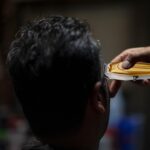 ⁦ماكينة تشذيب اللحية والشعر الاحترافية للرجال من كيمي، ماكينة حلاقة لاسلكية على شكل حرف T، ماكينة حلاقة شعر كهربائية للحلاقين ومصففي الشعر، موديل 1949 ذهبي⁩ - الصورة ⁦7⁩
