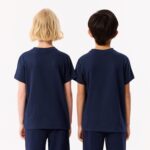 ⁦تيشرت برقبة دائرية وتصميم بخطوط متباينة للأطفال من لاكوست⁩ - الصورة ⁦4⁩