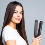 ⁦مكواة فرد الشعر بألواح مغطاة بالسيراميك بخاصية الكيراتين وتقنية نانو سيلفر المضادة للبكتيريا والتحكم في درجة الحرارة وتسخين فوري وحماية إيقاف التشغيل التلقائي من سوكاني، SK-955، لون أسود⁩ - الصورة ⁦7⁩