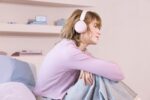 ⁦سماعات رأي لاسلكية، طراز WH-CH520، تصميم خفيف ومريح، بتصميم فوق الأذن، لمكالمات صوتية واضحة، مدة تشغيل بطارية تدوم حتى 50 ساعة، شحن سريع، اتصال متعدد الأجهزة من سوني، لون وردي⁩ - الصورة ⁦6⁩
