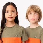 ⁦Lacoste Unisex Kids Contrast Stripe Logo T-shirt Modern⁩ - الصورة ⁦2⁩