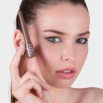 ⁦بودرة حواجب ملونة تدوم طويلًا مع أداة توزيع سهلة من امبالا، بني (01 موكا)⁩ - الصورة ⁦5⁩