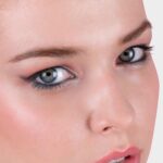 ⁦بودرة حواجب ملونة تدوم طويلًا مع أداة توزيع سهلة من امبالا، بني (01 موكا)⁩ - الصورة ⁦6⁩