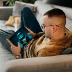 ⁦تابلت جالاكسي تاب S10 FE 256GB اندرويد وواي فاي، شاشة كبيرة، عمر بطارية طويل ومعالج اكسينوس 1580 مقاوم للماء بتصنيف IP68 وتحديث 90 هرتز وقلم ستايلس لتدوين الملاحظات من سامسونج، إصدار أمريكي، أزرق⁩ - الصورة ⁦7⁩