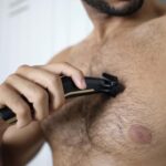 ⁦منتجات حلاقة لاسلكية متعددة 11 في 1 بشفرات حادة من التيتانيوم الكربوني وتصميم مقاوم للماء لتشذيب الشعر والأن والجسم واللحية للرجال من بيبي ليس، موديل MT860E⁩ - الصورة ⁦7⁩