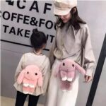 ⁦شنطة كتف قطيفة كروس ويد بتصميم ناعم ولطيف على شكل أرنب مع سلسلة وسوستة ناعمة للبنات من ميك⁩ - الصورة ⁦2⁩