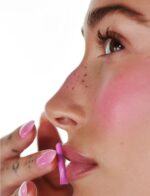 ⁦أحمر شفاه من رود تنت بلمسة لامعة بلون وردي فاتح شورت كيك⁩ - الصورة ⁦5⁩