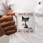 ⁦كوب قهوة بطبعة قطة غاضبة مطبوع عليه عبارة (تاتش ماي مج ايل سلاب يو سو هارد) باللغة الإنجليزية⁩ - الصورة ⁦6⁩