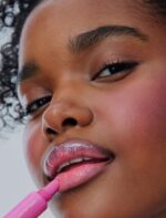 ⁦أحمر شفاه من رود تنت بلمسة لامعة بلون وردي فاتح شورت كيك⁩ - الصورة ⁦6⁩
