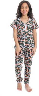 CAESAR Girls CAESAR Girls' multi-colored pajamas with buttons on the front CAESAR Girls' multi-colored pajamas with buttons on the front