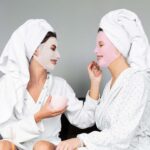 ⁦غطاء قناع وجه من السيليكون من كومينيكو، يتضمن قطعتين، قابل لإعادة الاستخدام، حامل قناع، مرطب، ثلاثي الأبعاد للوجة لمنع التبخر والانزلاق أثناء العناية بالبشرة أو جلسات السبا باللونين الشفاف والوردي⁩ - الصورة ⁦9⁩