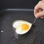 ⁦قالب تشكيل من الستيل على شكل قلب لصنع البيض المقلي، رقم المنتج 502 - 11⁩ - الصورة ⁦2⁩