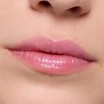 ⁦مرطب شفاه جوسي بومب لامع من ايسنس، بدرجة لون 02 سو بيري كيوت⁩ - الصورة ⁦5⁩