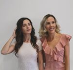 ⁦طوق رأس تيكتوك ساتان مقاوم للحرارة للشعر الطويل ومتوسط الطول، سيمنحك تجعيدات جميلة، تتضمن المجموعة قضيب تمويج مع ربطتين شعر ومشبك مسنن واحد من نوكسارو - 4 قطع (لون اسود)⁩ - الصورة ⁦6⁩