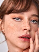 ⁦قلم هايلايتر فيري ستيك دقيق بتصميم سوستة من شي جلام - بلون كلاود⁩ - الصورة ⁦2⁩