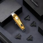 ⁦ماكينة تشذيب شعر ولحية وشارب V-062 من في جي ار حلاقة احترافية قابلة لاعادة الشحن تتضمن امشاط توجيه مثالية للحلاقين للمنزل ومتجر الحلاق⁩ - الصورة ⁦8⁩
