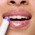 ⁦مرطب شفاه جوسي بومب لامع من ايسنس، بدرجة لون 02 سو بيري كيوت⁩ - الصورة ⁦4⁩