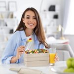 ⁦لانش بوكس بينتو للبالغين، مجموعة علب بينتو قابلة للتكديس بتصميم 3 في 1 مع ملعقة وشوكة؛ علب تحضير وجبات مصنوعة من قش القمح من KDBFHAL، بيج⁩ - الصورة ⁦3⁩