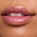 ⁦مرطب شفاه جوسي بومب لامع من ايسنس، بدرجة لون 02 سو بيري كيوت⁩ - الصورة ⁦6⁩
