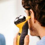 ⁦ريمينجتون ماكينة حلاقة كهربائية دوارة للرجال لاسلكية مقاومة للماء بنسبة 100% مع ماكينة حلاقة قابلة للسحب وشحن USB، غير قابلة للتلف عمليا PR1855⁩ - الصورة ⁦3⁩