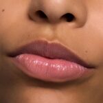 ⁦مرطب شفاه جوسي بومب لامع من ايسنس، بدرجة لون 02 سو بيري كيوت⁩ - الصورة ⁦7⁩