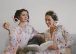 ⁦طوق رأس تيكتوك ساتان مقاوم للحرارة للشعر الطويل ومتوسط الطول، سيمنحك تجعيدات جميلة، تتضمن المجموعة قضيب تمويج مع ربطتين شعر ومشبك مسنن واحد من نوكسارو - 4 قطع (لون اسود)⁩ - الصورة ⁦5⁩