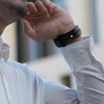 ⁦سوار ساعة بلونين من السيليكون من يودي مقاس 22 ملم لساعة ريلمي 2 برو، سوار ساعة من السيليكون بلون رمادي وأسود، الساعة غير متضمنة⁩ - الصورة ⁦6⁩