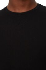 ⁦تيشرت أساسي بقصة ضيقة للرجال، طراز TMNSS19BO0071 مصنوع من القطن بنسبة 100% برقبة دائرية ضيقة وأكمام قصيرة من ترنديول، عبوة من 2 قطعة⁩ - الصورة ⁦5⁩