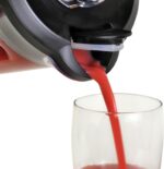 ⁦خلاط عالي السرعة بمحرك 1200W، برطمان 1.85L خالي من بيسفينول أ وكوب سفر 500ml، 20000 RPM و6 شفرات فولاذ مقاوم للصدأ، إعدادات مسبقة لعصائر وسحق ثلج، سرعة متغيرة، أسود/فضي - BXH1200-B5 من بلاك اند ديكر⁩ - الصورة ⁦5⁩