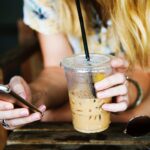اكواب بلاستيكية شفافة سعة 12 اونصة مع اغطية من ايوباكو ، الحفلات البلاستيكية للاستعمال مرة واحدة مع مسطحة للتنقل المشروبات الباردة وعصير السموذي والميلك شيك عبوة من 100 قطعة - الصورة 6