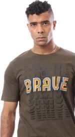 ⁦ريفين تي شيرت رجالي عصري من القطن مطبوع عليه "Brave" باللون البني الشوكولاته⁩ - الصورة ⁦4⁩