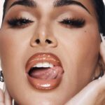 ⁦أحمر شفاه من هدى سائل بلمسة لامعة عالية بلون كراميل بني⁩ - الصورة ⁦8⁩