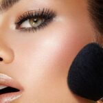 ⁦بودرة وجه مضغوطة ميلانو هوليداي جيمز للحصول على لمسة مطفية من كيكو (عسلي 03)⁩ - الصورة ⁦2⁩