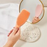 ⁦فرشاة فك تشابك الشعر ميني ذا التيميت من تانجل تيزر | فرشاة لطيفة على الشعر المبلل | أسنان بطبقتين ومقبض مريح | مثالية للأطفال والسفر | تقليل العقد والتقصف | لون سالمون بينك ومشمشي⁩ - الصورة ⁦5⁩