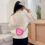 ⁦شنطة أطفال جذابة لطيفة بخيارات أشكال متعددة مع إغلاق بحزام كروس آمن لسهولة الارتداء وسطح مطاطي سهل التنظيف وحجم مدمج 15 × 15 سم للاستخدام اليومي⁩ - الصورة ⁦3⁩