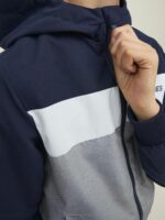 ⁦جاكيت بومبر بغطاء للرأس للأولاد من جاك آند جونز بنمط كتل لونية⁩ - الصورة ⁦6⁩