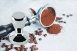 ⁦مكبس قهوة 51 ملم - إكسسوار اسبريسو ستانلس ستيل بقاعدة مصنوعة من خليط معدني الألومنيوم بن احترافي لتسوية القهوة⁩ - الصورة ⁦2⁩