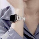 ⁦سوار ساعة فراشة كريستال من Next store متوافق مع أبل واتش سيريس 11 10 9 8 7 6 5 4 3 2 1 SE (38 مم 40 مم 41 مم 42 مم)، حزام جلد فاخر للنساء⁩ - الصورة ⁦5⁩
