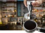 ⁦مكبس قهوة 51 ملم - إكسسوار اسبريسو ستانلس ستيل بقاعدة مصنوعة من خليط معدني الألومنيوم بن احترافي لتسوية القهوة⁩ - الصورة ⁦5⁩