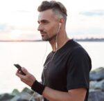 ⁦سماعات اذن سلكية داخل الاذن لايفون (موصل لايتنينج) - [اصدار بلوتوث منبثق] مع ميكروفون مدمج وتحكم في مستوى الصوت، تصميم سيليكون مريح للمكالمات والموسيقى - ابيض⁩ - الصورة ⁦6⁩